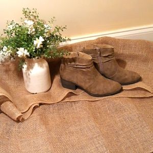 White Mountain ankle boots